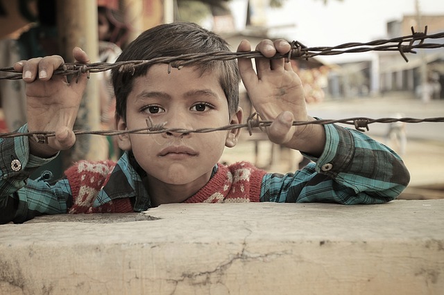 Enfant indien derrière des barreaux